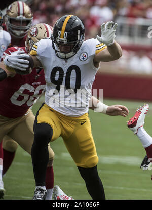 Pittsburgh Steelers außerhalb linebacker T.J. Watt (90) fängt einen Pass fromSan Francisco 49ers quarterback Jimmy Garoppolo für San Francisco 49ers zurück laufen Matt Breida im ersten Quartal bei Levi's Stadion in Santa Clara, Kalifornien am Sonntag, 22. September 2019. Die 49ers besiegten die Steelers 24-20. Foto von Terry Schmitt/UPI Stockfoto