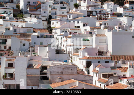 Ferienhäuser mit weißen Wänden am Berghang an einem sonnigen Tag im Resort in Mijas, Malaga, Costa del Sol, Spanien Stockfoto