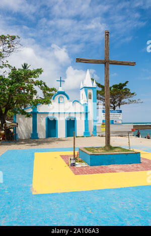 Praia do Forte, Brasilien - ca. September 2019: Ein Blick auf die Igreja de São Francisco de Assis, Kolonialstil Kirche in Praia do Forte Stockfoto