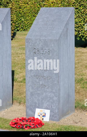 Steintafel mit der Gesamtzahl der Welt krieg ich Opfer des 16 (Irisch) Division bei der Insel Irland Peace Park in Messines, Belgien Stockfoto