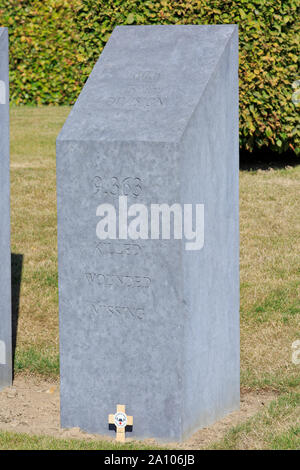 Steintafel mit der Gesamtzahl der Welt krieg ich Opfer des 36 (Ulster) Abteilung auf der Insel Irland Peace Park in Messines, Belgien Stockfoto