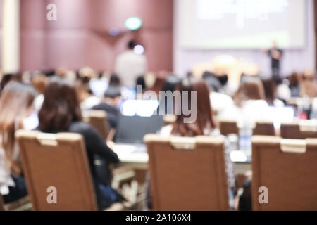 Abstrakte verschwommenen Hintergrund der Mitarbeiter Seminar- und De-Schwerpunkt teamwork Personal arbeiten Tagung im Konferenzraum mit Projektor Bildschirm. Stockfoto