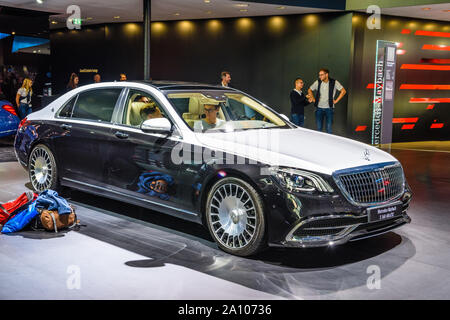 FRANKFURT, Deutschland - September 2019: Weiß Schwarz - MAYBACH MERCEDES S 560 4MATIC, IAA International Motor Show Auto Ausstellung. Stockfoto