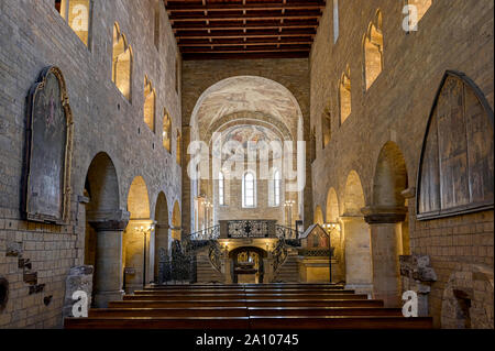 Prag, tschechische Republik - 8. Mai 2019 - Der Innenraum von St. George's Basilika innerhalb des Prager Burgkomplex im 9. Jahrhundert in Prag, C Stockfoto