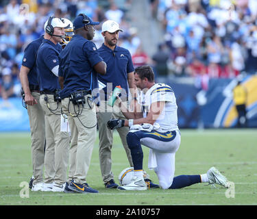 Carson, CA. 22 Sep, 2019. Los Angeles Ladegeräte Mitarbeiter Gespräche mit Los Angeles Ladegeräte Quarterback Philip Flüsse Nr. 17 im 4. Quartal während der NFL Houston Texans vs Los Angeles Ladegeräte an der Würde des Menschen Gesundheit Sport Park in Carson, Ca am 2. September 2019 (Foto von Jevone Moore) Credit: Csm/Alamy leben Nachrichten Stockfoto