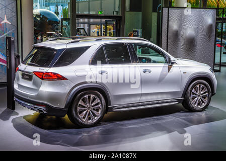 FRANKFURT, Deutschland - September 2019: Silber grau MERCEDES-BENZ GLE 350 de elektrische SUV, Iaa Auto Ausstellung. Stockfoto