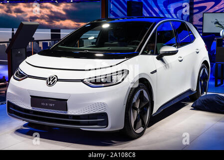 FRANKFURT, Deutschland - September 2019: weißen Volkswagen VW I.D.3 Erste ist eine kompakte C-Segment Elektroauto auf der MEB Plattform basieren, IAA International Motor Stockfoto