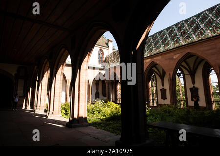 Der Hofgarten des Klosters vor der Nikolaikapelle im Basler Münster im Zentrum der Altstadt von Basel, Schweiz. Stockfoto