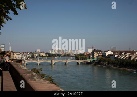 Der Blick auf die mittlere Brücke über den Rhein im Zentrum der Stadt Basel, Schweiz, hinter dem Dom. Stockfoto