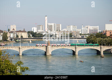 Eine Straßenbahn überquert die mittlere Brücke über den Rhein im Zentrum der Stadt Basel, Schweiz. Stockfoto