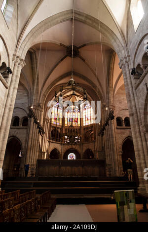 Der Hauptaltar des Basler Münster (Dom) im Zentrum der Altstadt von Basel, Schweiz. Stockfoto