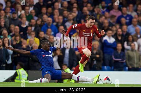 London, Großbritannien. 23 Sep, 2019. Liverpools Andrew Robertson (R) bekommt von Chelsea's Fikayo Tomori während der Englischen Premier League Spiel zwischen Chelsea und Liverpool an der Stamford Bridge in London, Großbritannien an Sept. 22, 2019. Quelle: Xinhua/Alamy leben Nachrichten Stockfoto