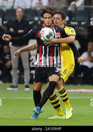 Frankfurt am Main, Deutschland. 22 Sep, 2019. Goncalo Paciencia (vorne) von Frankfurt Mias mit Thomas Delaney Dortmund während der Bundesliga Fußball Spiel zwischen Borussia Dortmund und Eintracht Frankfurt in Frankfurt, Deutschland, Sept. 22, 2019. Quelle: Joachim Bywaletz/Xinhua Stockfoto