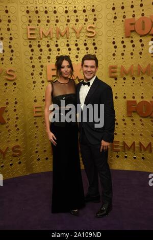 Chloe Bridges, Adam Devine bei der Ankunft für 71St Primetime Emmy Awards - Ankünfte 3, Microsoft Theatre, Los Angeles, CA 22. September 2019. Foto von: Priscilla Grant/Everett Collection Stockfoto