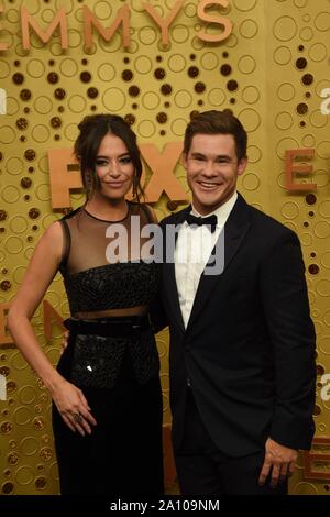 Chloe Bridges, Adam Devine bei der Ankunft für 71St Primetime Emmy Awards - Ankünfte 3, Microsoft Theatre, Los Angeles, CA 22. September 2019. Foto von: Priscilla Grant/Everett Collection Stockfoto