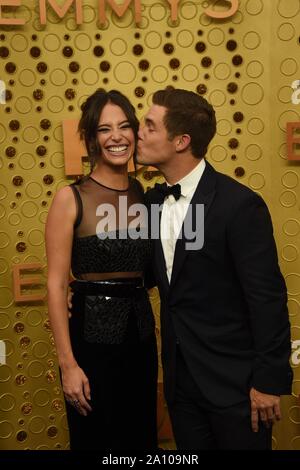 Chloe Bridges, Adam Devine bei der Ankunft für 71St Primetime Emmy Awards - Ankünfte 3, Microsoft Theatre, Los Angeles, CA 22. September 2019. Foto von: Priscilla Grant/Everett Collection Stockfoto