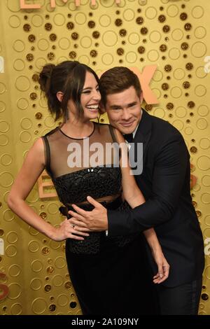 Chloe Bridges, Adam Devine bei der Ankunft für 71St Primetime Emmy Awards - Ankünfte 3, Microsoft Theatre, Los Angeles, CA 22. September 2019. Foto von: Priscilla Grant/Everett Collection Stockfoto