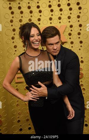 Chloe Bridges, Adam Devine bei der Ankunft für 71St Primetime Emmy Awards - Ankünfte 3, Microsoft Theatre, Los Angeles, CA 22. September 2019. Foto von: Priscilla Grant/Everett Collection Stockfoto