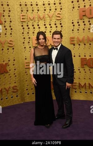 Chloe Bridges, Adam Devine bei der Ankunft für 71St Primetime Emmy Awards - Ankünfte 3, Microsoft Theatre, Los Angeles, CA 22. September 2019. Foto von: Priscilla Grant/Everett Collection Stockfoto