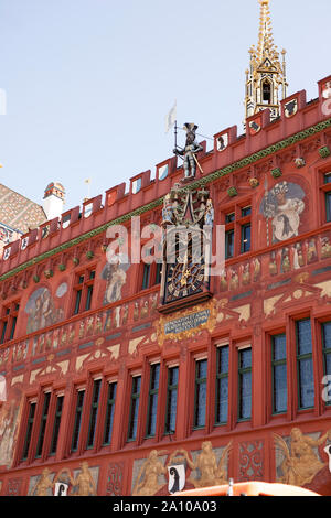 Das bemalte Äußere des Rathauses am Marktplatz im Zentrum von Basel, Schweiz. Stockfoto