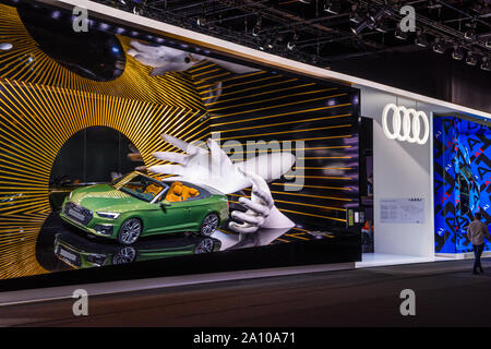 FRANKFURT, Deutschland - September 2019: Grüne AUDI A5 40 TDI QUATTRO cabrio Roadster mit weißen Händen Kunst installation, Iaa Auto- Stockfoto