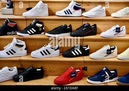 Adidas Schuhe in das Flaggschiff Adidas Store in New York City USA Stockfotografie Alamy