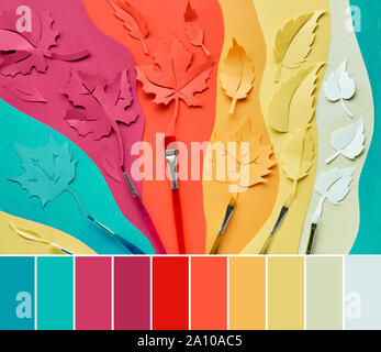 Farblich passende Palette aus Papier Handwerk Bild mit verschiedenen Papier Blätter im Herbst und Pinseln Stockfoto