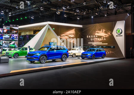 FRANKFURT, Deutschland - September 2019: SKODA Stand mit blauen KODIAQ und Octavia, IAA International Motor Show Auto Ausstellung. Stockfoto