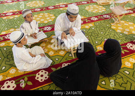 Von oben nach unten Blick auf Lehrer unterrichten von Kindern im Inneren Masjid Moschee, Singapur Stockfoto