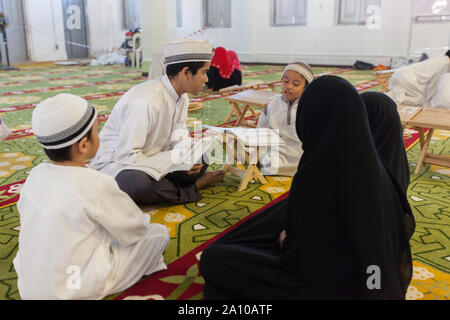 Muslimische Studie Gruppe innerhalb Masjid Moschee, Singapur Stockfoto