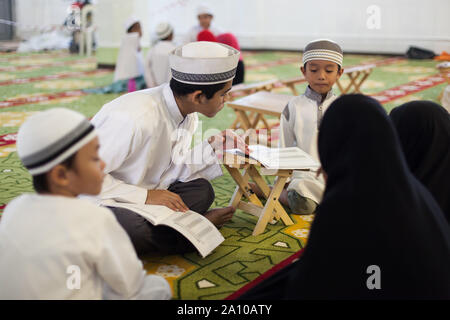 Eine religiöse Gruppe inside Masjid Moschee, Singapur Stockfoto