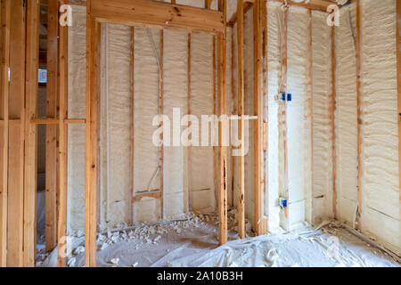 Wände mit Spray Schaum Isolierung in neues Haus Bau Stockfoto