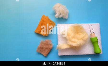 Flach braun und beige Filz und Wolle filzen Kit aus Filz Nadel und Schwamm. Stockfoto