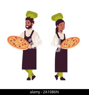 Köche paar professionelle Köche holding Fächer mit frischer Pizza afrikanische amerikanische Mann Frau Restaurant Küche Arbeiter in Uniform stehend zusammen Stock Vektor