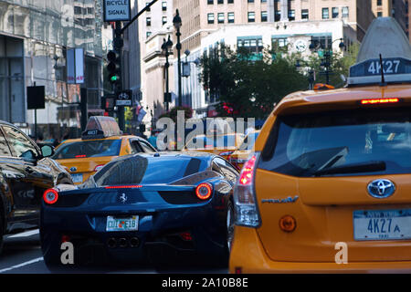 New York, NY, USA. Aug 2015. Die Zeichen, die gelben Taxis, Sehenswürdigkeiten, Verkehr, und gerade beginnen, um das Erleben der Big Apple. Stockfoto