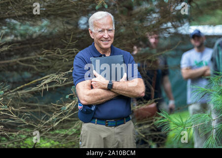 Ehemaliger Vizepräsident und Demokratische Präsidentschaftskandidat Joe Biden besucht die Polk County Steak braten an den Waterworks Park in Des Moines, Iowa Stockfoto