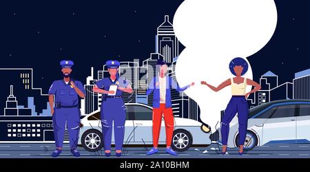 Polizisten Paar schreiben Bericht fein für Mix rennen Autofahrer argumentieren in der Nähe des beschädigten Autos Autounfall Konzept nacht Stadtbild Hintergrund Stock Vektor