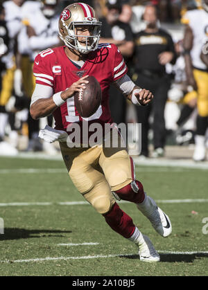 San Francisco 49ers quarterback Jimmy Garoppolo (10) kriecht im vierten Quartal gegen die Pittsburgh Steelers bei Levi's Stadion in Santa Clara, Kalifornien am Sonntag, 22. September 2019 zu werfen. Die 49ers besiegten die Steelers 24-20. Foto von Terry Schmitt/UPI Stockfoto