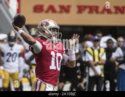 San Francisco 49ers quarterback Jimmy Garoppolo (10) wirft gegen die Pittsburgh Steelers im ersten Quartal bei Levi's Stadion in Santa Clara, Kalifornien am Sonntag, 22. September 2019. Die 49ers besiegten die Steelers 24-20. Foto von Terry Schmitt/UPI Stockfoto