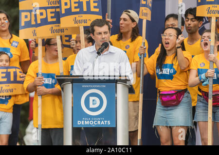 South Bend, Indiana Bürgermeister und der demokratische Präsidentschaftskandidat Pete Buttigieg Besuch der Polk County Steak braten an den Waterworks Park in Des Moines Stockfoto
