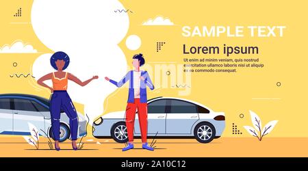Verärgert Autofahrer in der Nähe von beschädigten Autos ständigen Angst mix Rennen Frauen warten auf Versicherungsunternehmen und Polizeioffizier Autounfall Konzept Skizze Stock Vektor