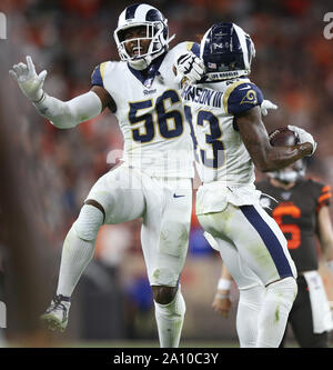 Los Angeles Rams John Johnson III (43) feiert seinen Abfangen mit Dante Fowler Jr. (56) und im vierten Quartal bei FirstEnergy Stadion in Cleveland, Ohio am Sonntag, 22. September 2019. Foto von Aaron Josefczyk/UPI Stockfoto