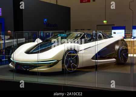 FRANKFURT, Deutschland - September 2019: weiss schwarz SEKISUI Konzept elektrische cabrio Auto, Iaa Auto Ausstellung. Stockfoto