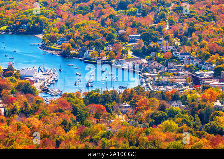 Blick vom Mount Battie mit Blick auf den Hafen von Camden, Maine. Schöne Neue England herbstlaub Farben im Oktober. Stockfoto