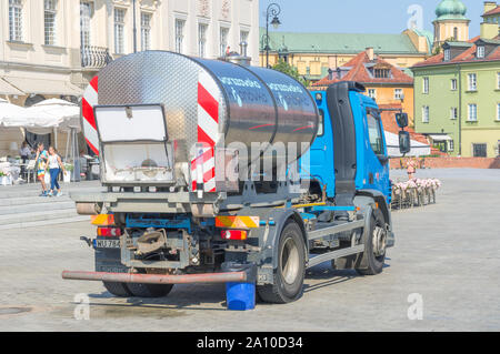 Ein Lkw mit Trinkwasser im Zentrum von Warschau für Touristen: Warschau, Polen - 28. August 2019 Stockfoto