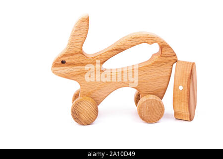 Foto von einem hölzernen Hase mit Karotte auf Rädern der Buche. Spielzeug aus Holz auf einem weißen Hintergrund isoliert. ein Spielzeug für die Unterhaltung der Kinder und ruht aus. Stockfoto