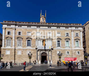 Barcelona, Spanien - 26. Februar 2019 - die Demonstranten versammelt sich vor der Katalanischen Regierung Gebäude (Palau de la Generalitat), während Touristen Pass Stockfoto