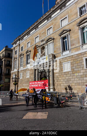 Barcelona, Spanien - 26. Februar 2019 - die Demonstranten versammelt sich vor der Katalanischen Regierung Gebäude (Palau de la Generalitat), während Touristen Pass Stockfoto