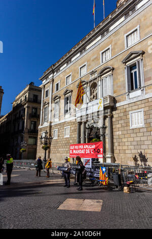 Barcelona, Spanien - 26. Februar 2019 - die Demonstranten versammelt sich vor der Katalanischen Regierung Gebäude (Palau de la Generalitat), während Touristen Pass Stockfoto