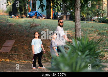 Asiatische Familie zog ein Kinderwagen in den Park zu gehen. Stockfoto